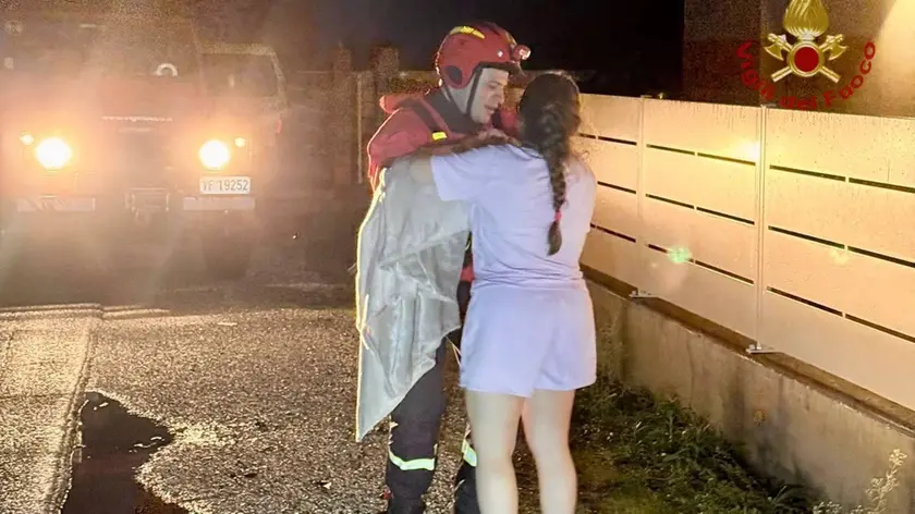 Il soccorso alla giovane mamma rimasta con il suo neonato intrappolata con l'auto nell'acqua