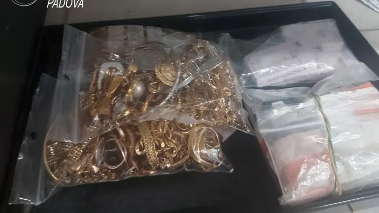 Alcuni dei gioielli sequestrati in cerca del proprietario