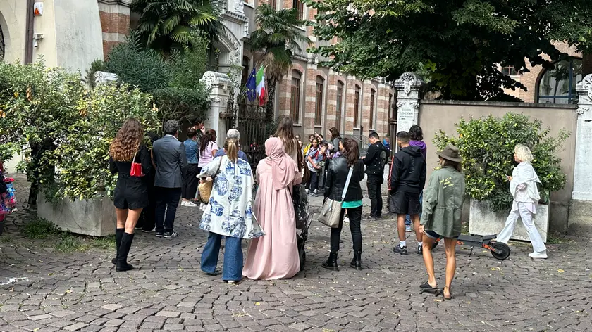 Genitori in attesa davanti alle Carraresi di Padova