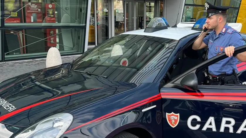 I carabinieri all'ingresso di centro commerciale