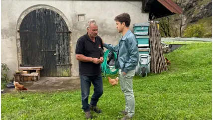 Silvano Di Gleria, padre del soldato disperso in Ucraina, con il sindaco di Paularo Marco Clama