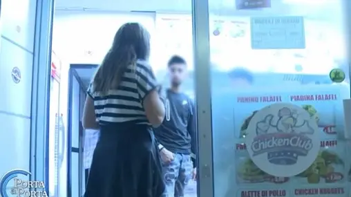 La giornalista Rai Chiara Giannini mentre entra nel locale in piazzale staizone subito prima dell'aggressione