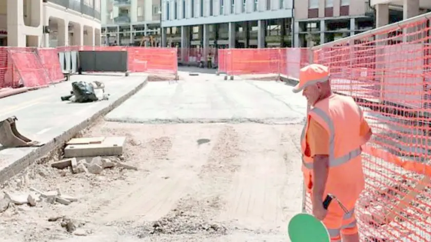 Una fase precedente del cantiere del tram in corso Milano