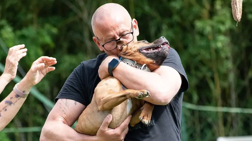 Massimo Zen stringe tra le braccia il suo adorato Igor, mancato pochi giorn ifa