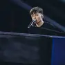 Alessandro durante l'esibizione a X Factor