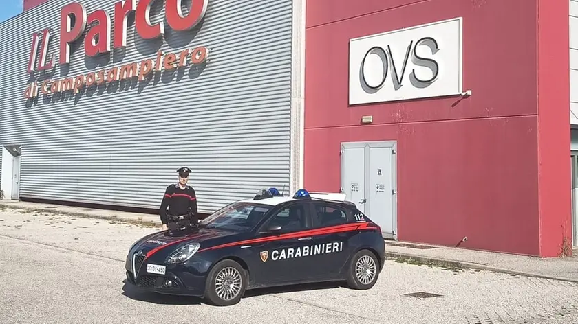 Una volante dei carabinieri di fronte al centro commerciale