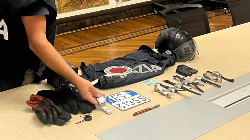 La refurtiva trovata dalla polizia nell'auto dei rapinatori