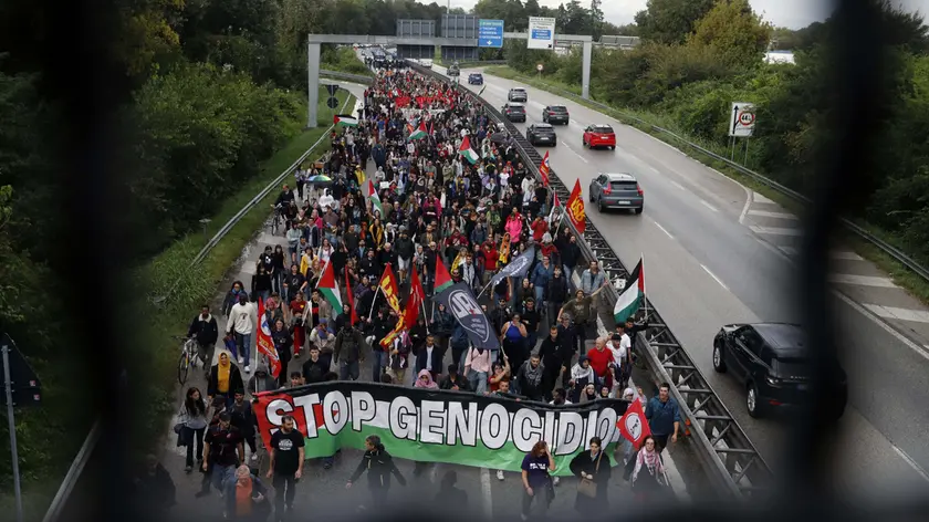 Il corteo pro Palestina sfila in corso Australia