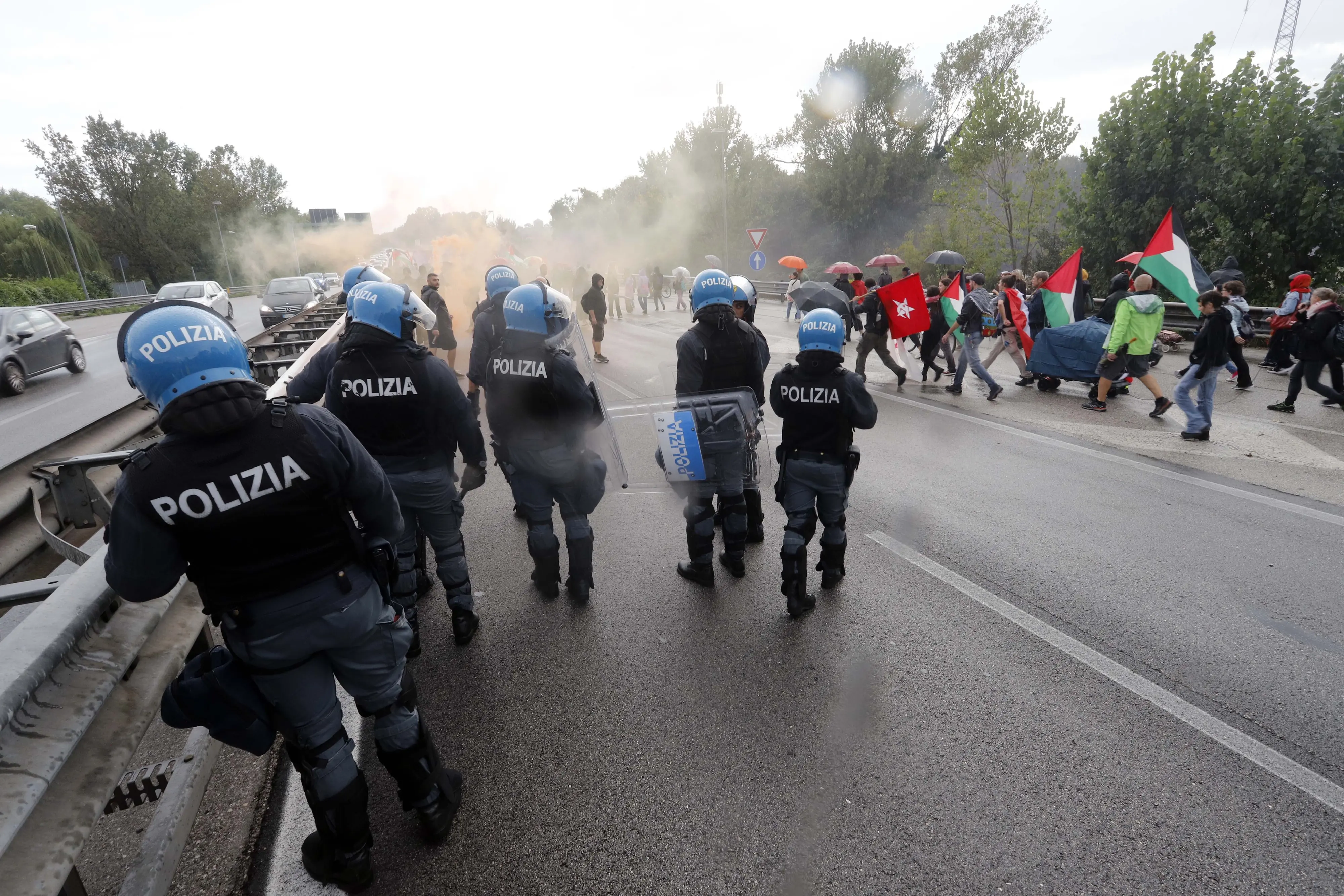 L'irruzione in tangenziale e gli agenti del reparto mobile