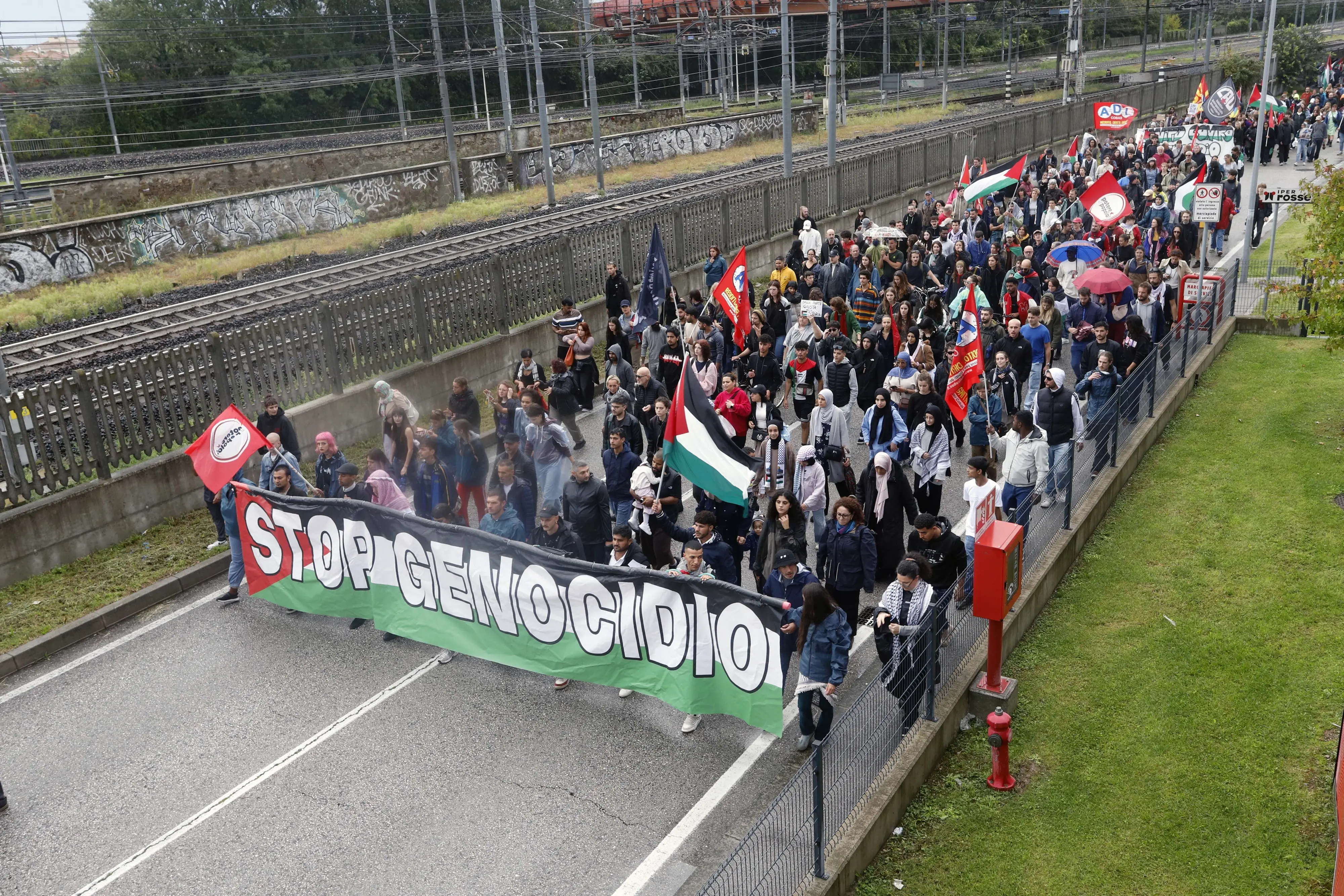 Un momento della manifestazione con lo striscione "Stop genocidio"