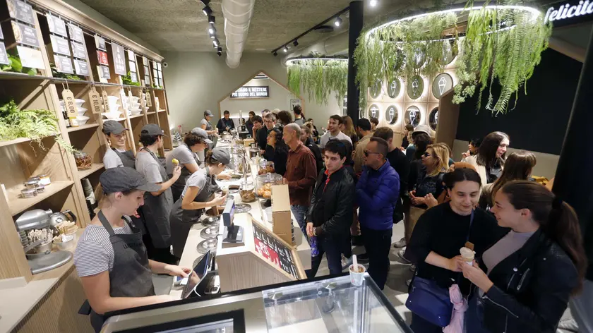 L'inaugurazione della gelateria La Romana in piazza dei Signori