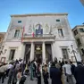 Il volantinaggio dei giovani davanti al Teatro La Fenice