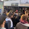 Un autobus sovraffollato all'ora di punta