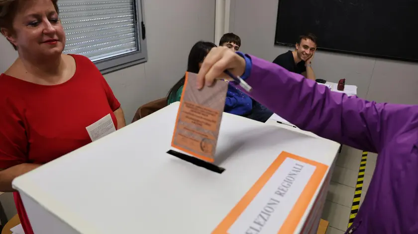 Un seggio elettorale nelle Marche
