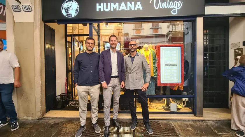 L’inaugurazione del negozio Humana Vintage