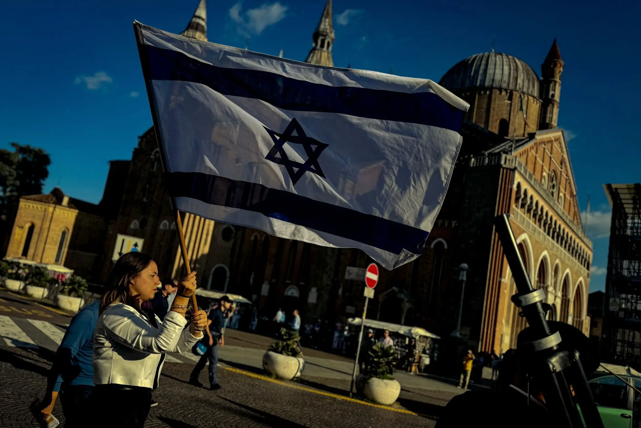 Il corteo arriva in piazza del Santo: tra le bandiere, anche quella israeliana