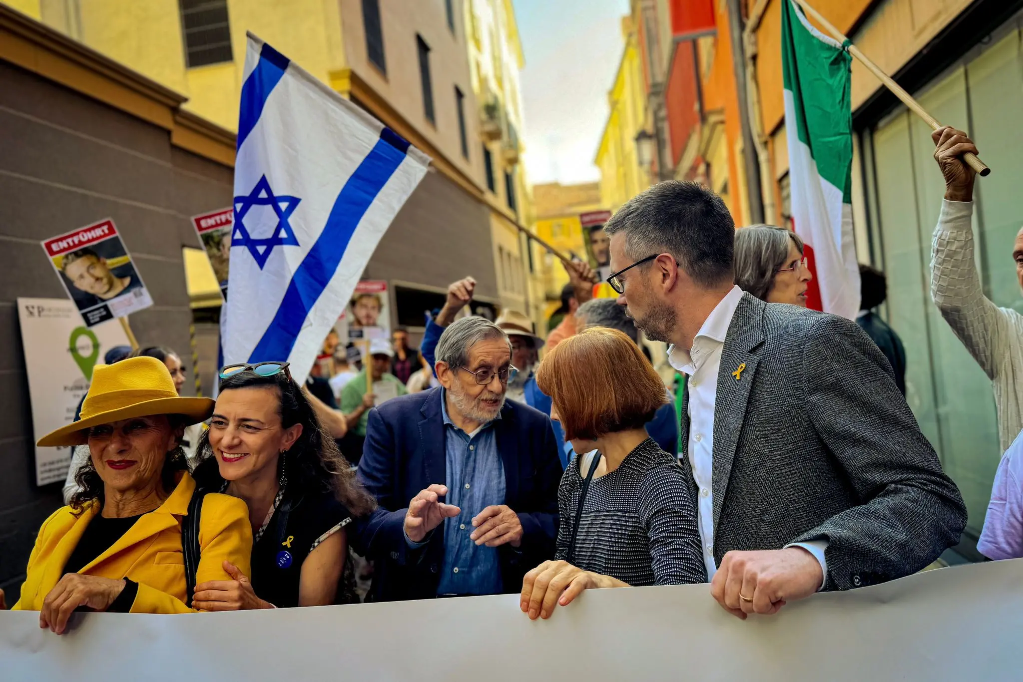 Un momento della manifestazione pro Israele: in prima fila il presidente della comunità ebraica Gianni Parenzo