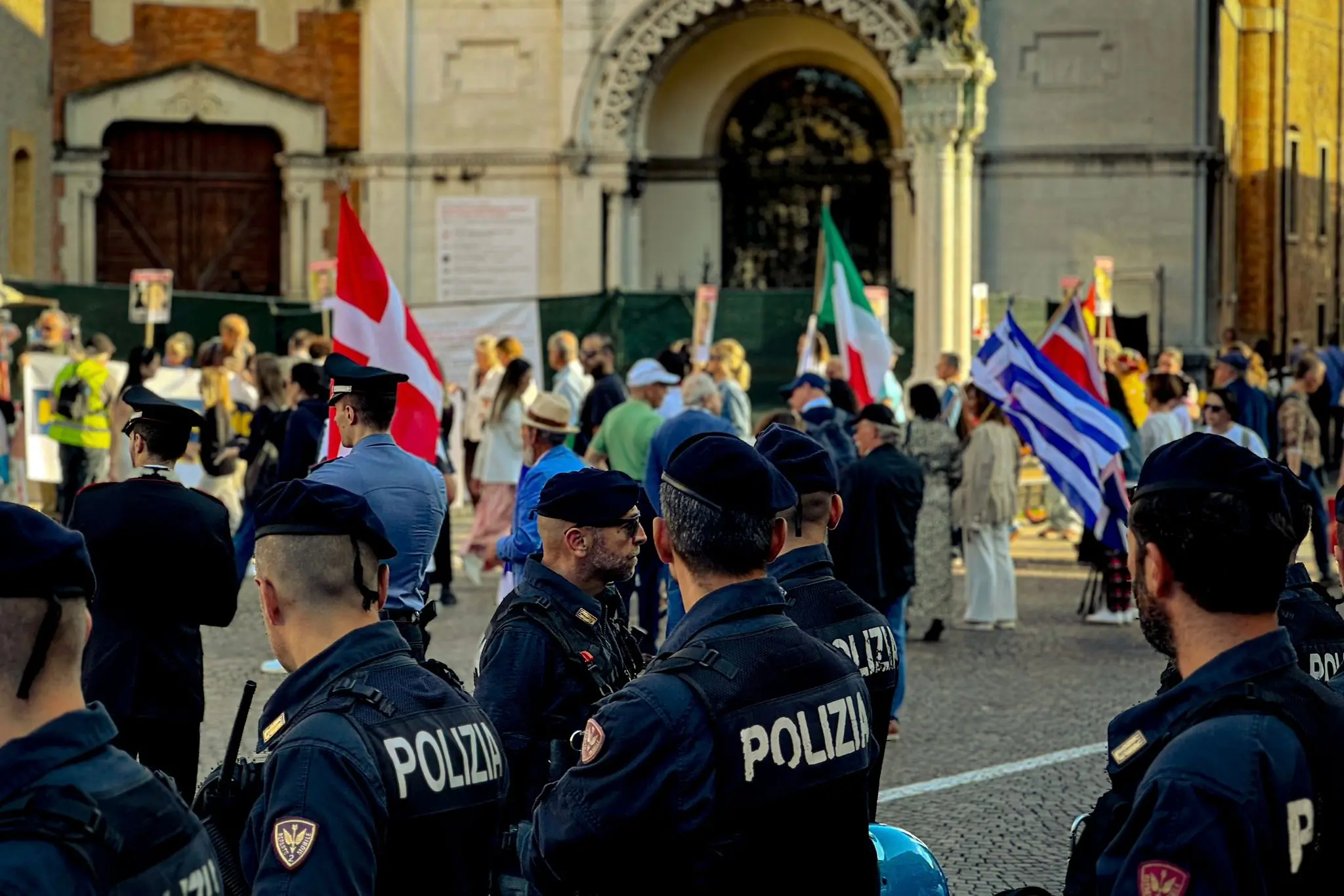 L'ingente dispositivo delle forze dell'ordine per tutelare la sicurezza dei manifestanti