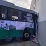L'autobus contro il padiglione 15 della Fiera