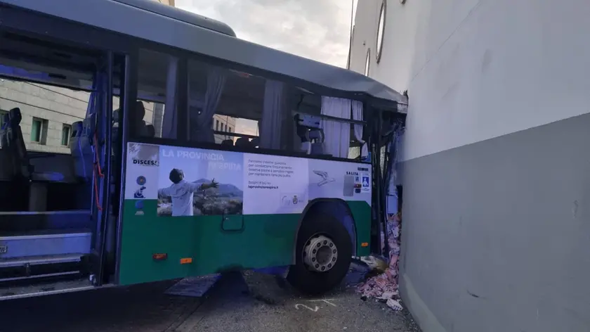 L'autobus contro il padiglione 15 della Fiera