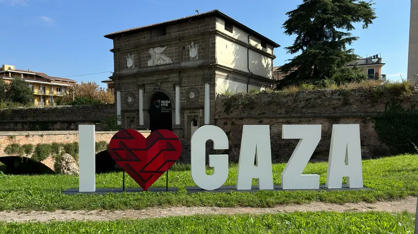 A Porta Savonarola è apparsa l'insegna "I love Gaza"