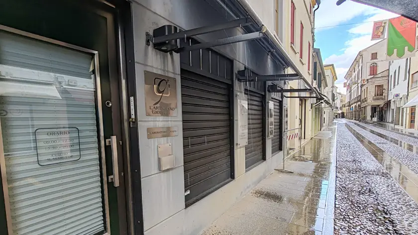 La gioielleria di Monselice chiusa da due mesi