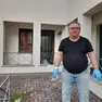 Lorenzo Facco, l’operaio metalmeccanico che si è visto distruggere il poggiolo dell’appartamento da un ordigno