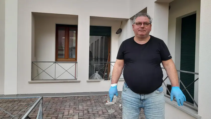 Lorenzo Facco, l’operaio metalmeccanico che si è visto distruggere il poggiolo dell’appartamento da un ordigno