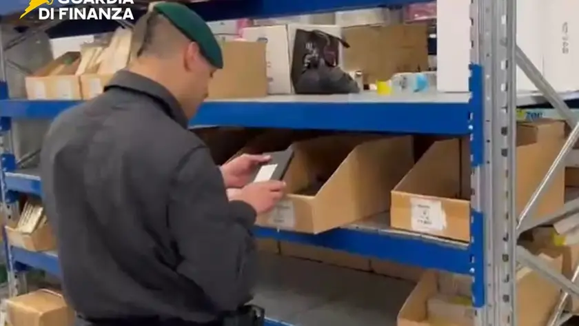 I controlli della Guardia di Finanza in un capannone in zona industriale