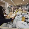 Pacchi in vendita con i nomi dei destinatari