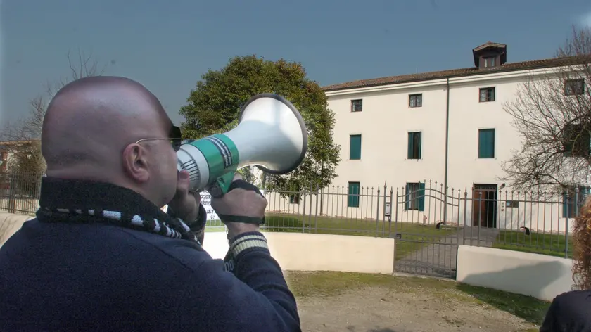 Paolo Mocavero durante una protesta