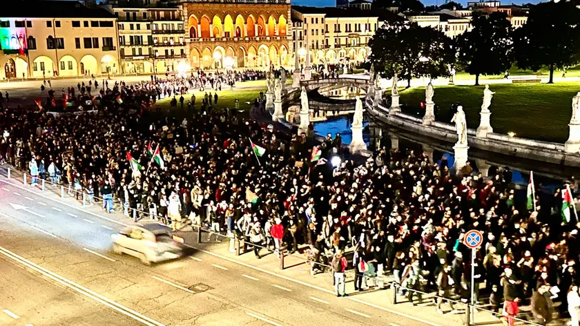 Il corteo Pro Pal in Prato della Valle a Padova