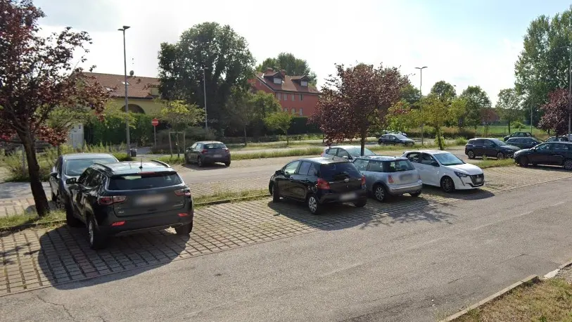 L'area di sosta in via Fornace Morandi che diventerà a pagamento