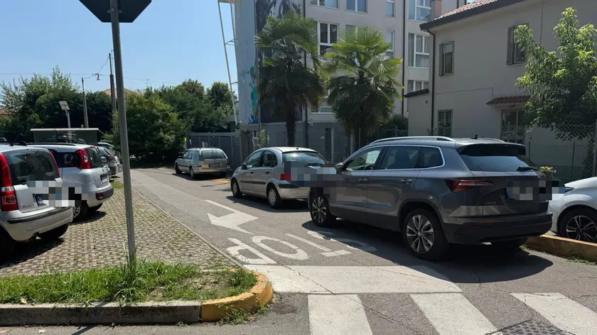 Alcuni parcheggi selvaggi in zona ospedale