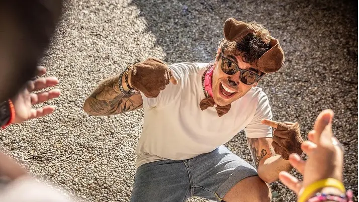 “Boby el can”: la canzone dei Sinqueschei che fa sorridere e riflettere sull’abbandono dei cani