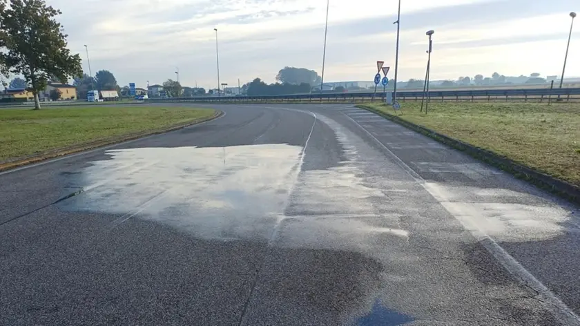 La macchia di gasolio sulla strada regionale 104 Monselice-Mare a Correzzola