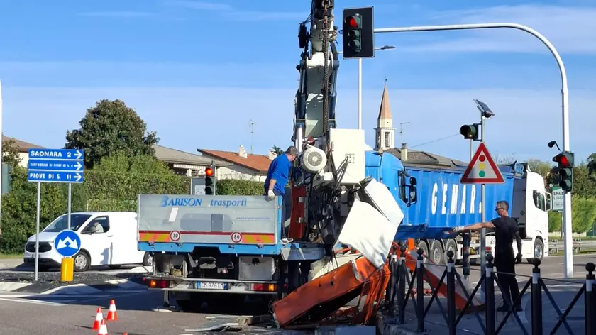 Un camnion ha perso il carico di una fresa di diversi quintali