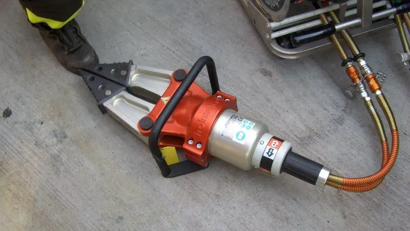 Un modello di divaricatore rubato ai vigili del fuoco