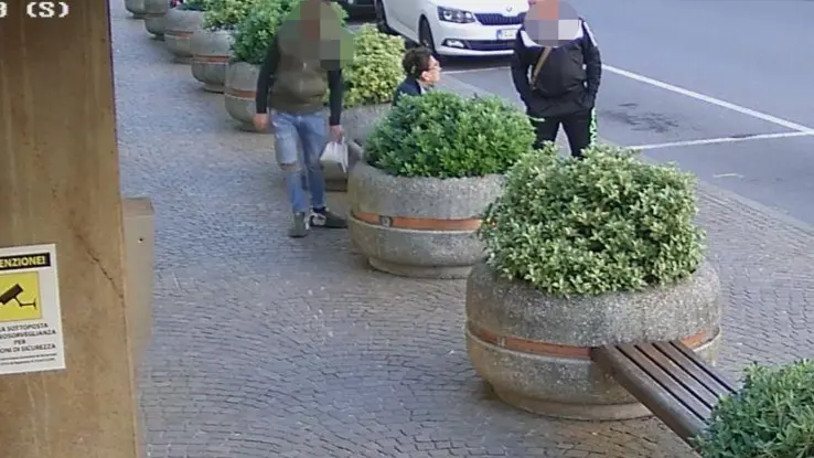 Un fotogramma del furto all'anziana