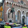 Una delle fasi di smontaggio del monumento al Gattamelata (foto Agenzia Bianchi)