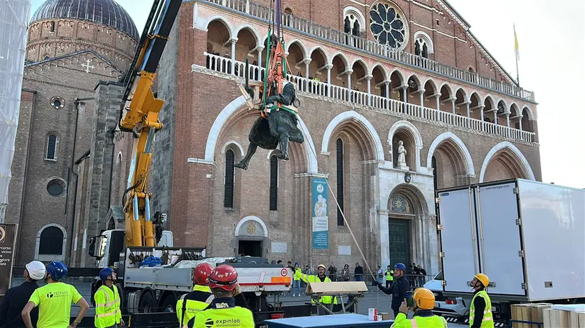 Una delle fasi di smontaggio del monumento al Gattamelata (foto Agenzia Bianchi)
