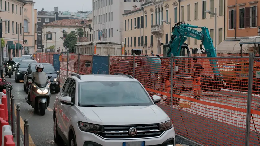 Il traffico in Corso Milano a causa del cantiere