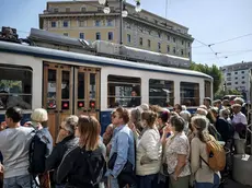 Persone in coda per salire sul Tram di Opicina (Lasorte)