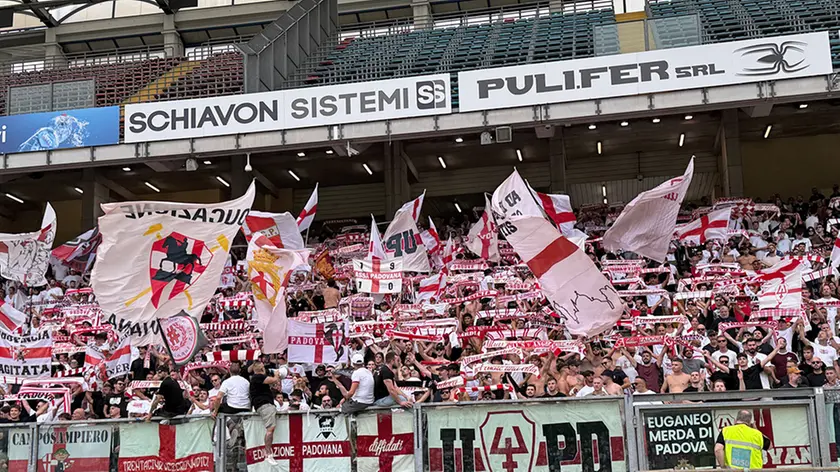 Rissa tra tifosi del Padova e del Venezia in A27