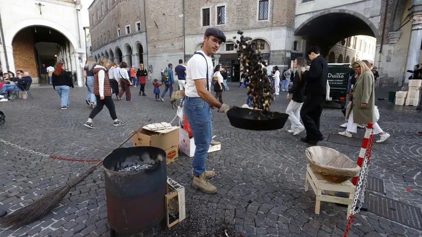 Stop revocato: le caldarroste tornano a fumare in piazza dei Frutti