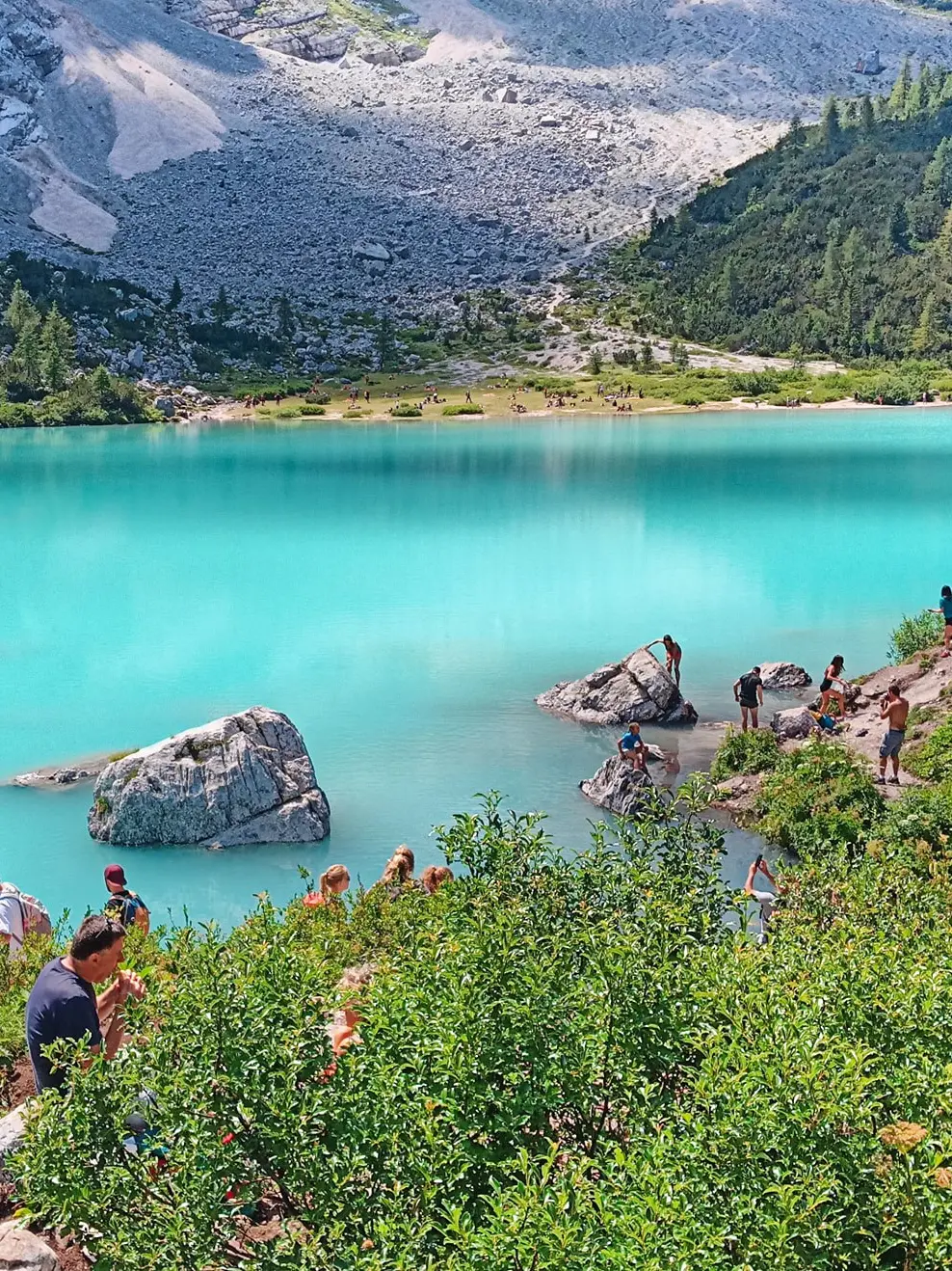 Il lago Sorapis anche la scorsa estate meta di migliaia di turisti. Le Dolomiti bellunesi hanno fatto registrare un notevole incremento di visitatori