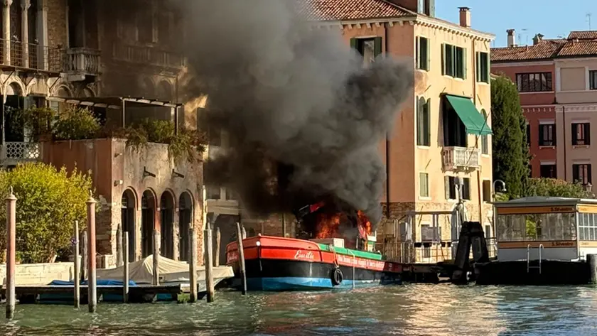 La barca ibrida andata a fuoco a Venezia