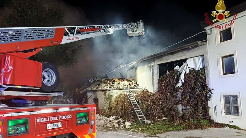 Un'immagine dei soccorsi dopo la tragedia di Castel D'Azzano, dove sono morti tre carabinieri