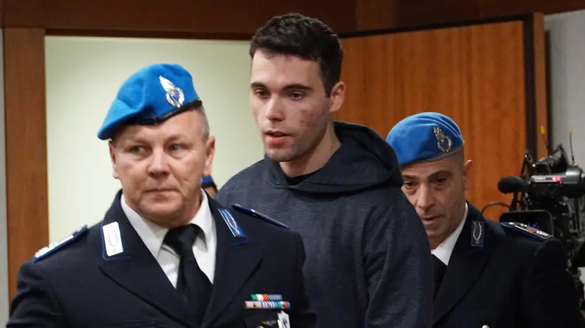 Filippo Turetta entra in aula della Corte di Assise