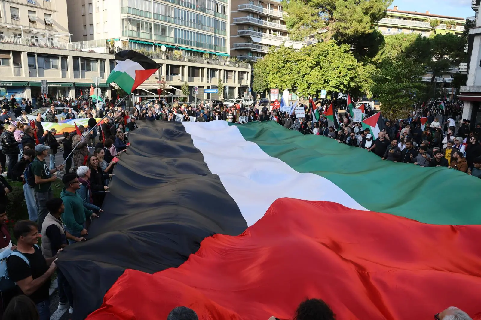 Migliaia di persone con la bandiera della Palestina che sventola e dà il via: è partito da piazza della Repubblica il corteo ProPal. I manifestanti attraverseranno il centro di Udine per dirigersi in piazza Primo Maggio. "Free Palestine", "fermate il genocidio" tra i cori dei partecipanti all'evento che, secondo gli organizzatori, sono oltre 10 mila.